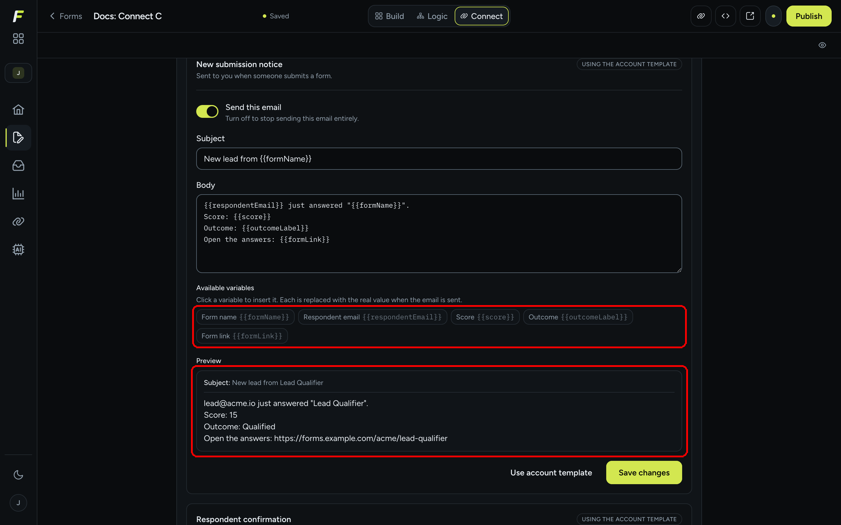 Los botones de Variables disponibles y el panel de Vista previa mostrando el asunto y el cuerpo renderizados con valores de ejemplo