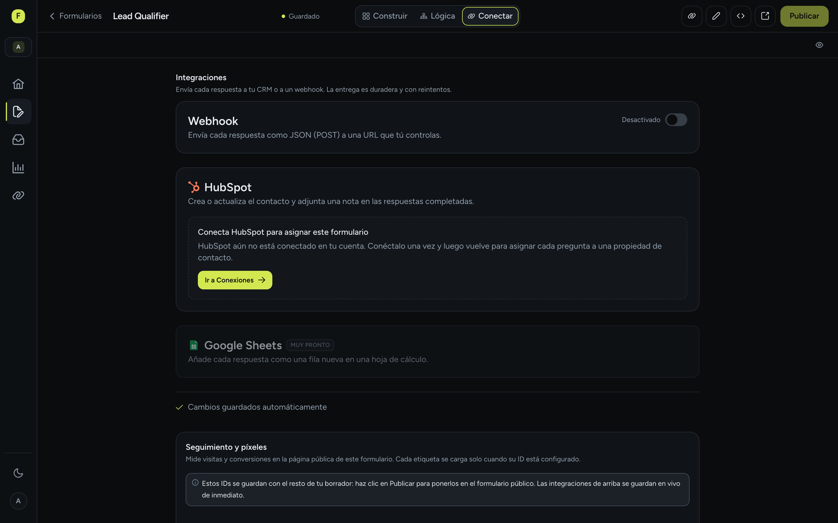 La pestaña Conectar de un formulario mostrando la sección Integraciones con una tarjeta de Webhook y una de HubSpot