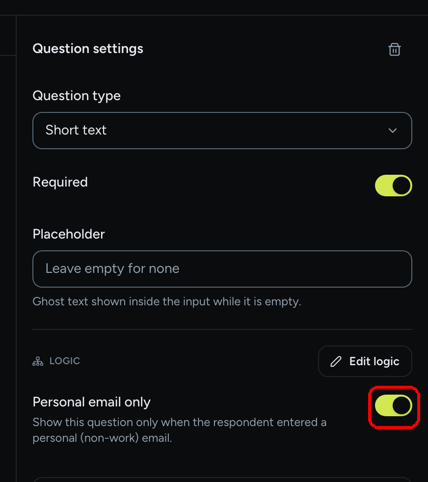 El panel Ajustes de la pregunta de una pregunta de Texto corto con el interruptor Solo correo personal activado bajo la tarjeta Lógica