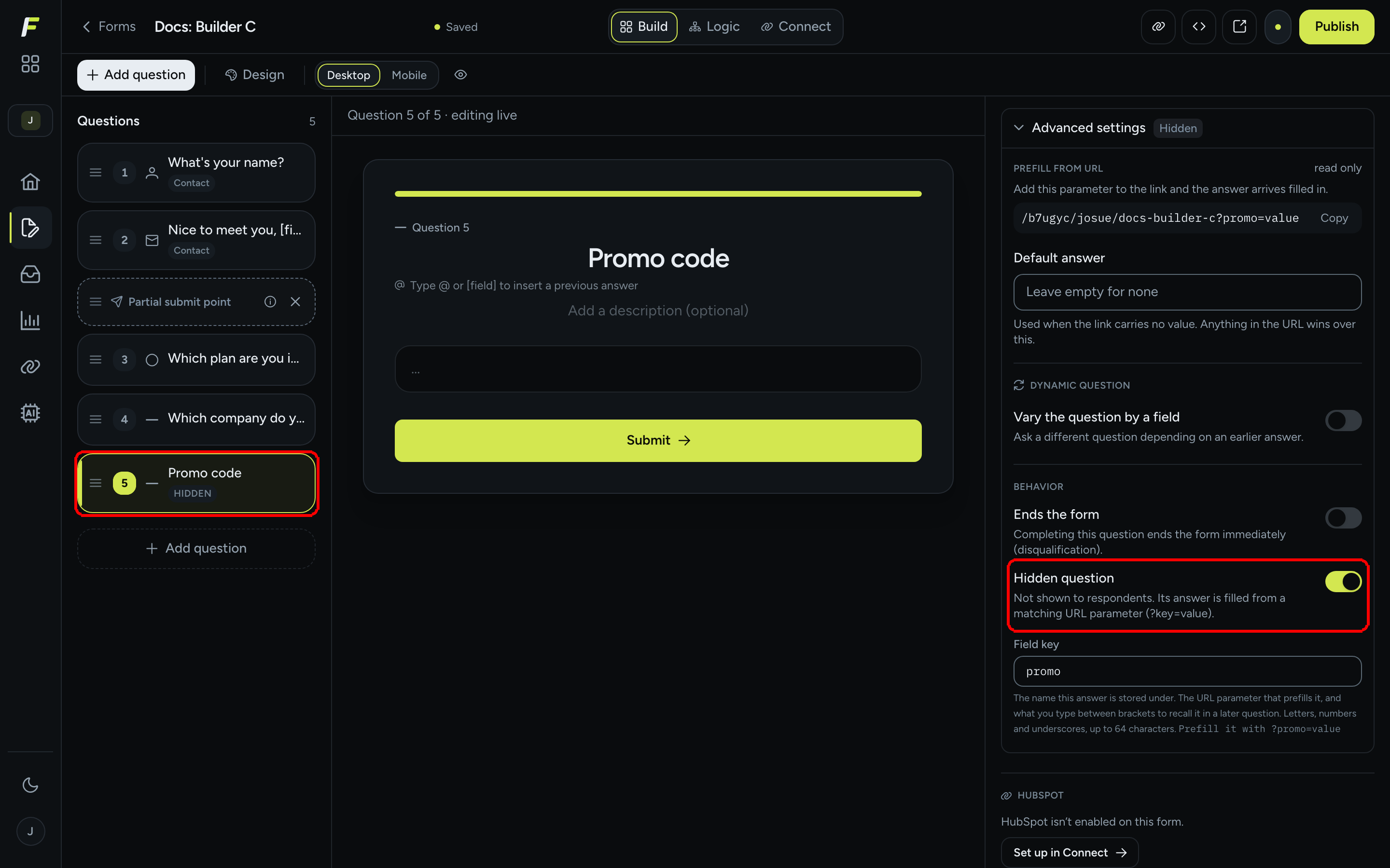 El editor con una pregunta de Código promocional seleccionada, el interruptor Pregunta oculta activado y la insignia Oculta en la tarjeta de la lista