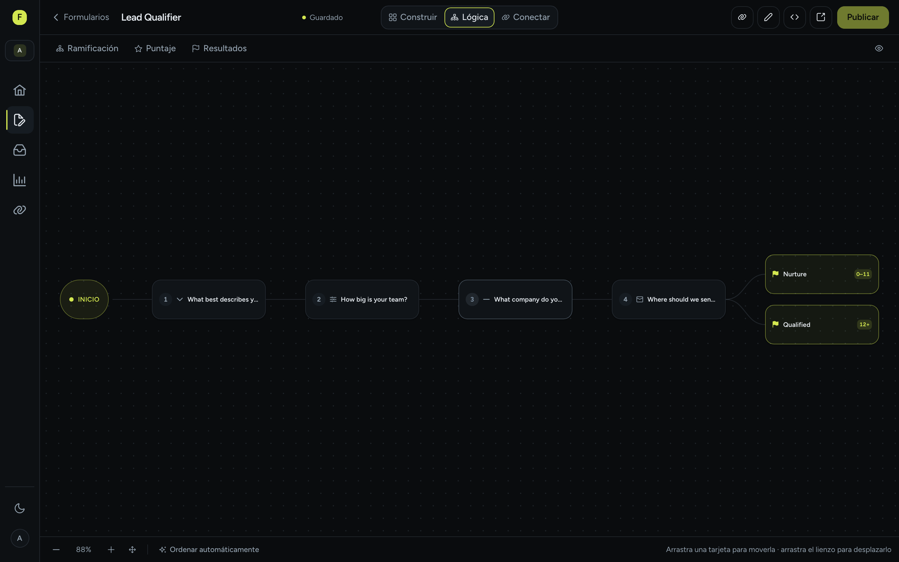 La pestaña Lógica mostrando el lienzo con tarjetas de pregunta, un salto punteado a una pregunta posterior, tres tarjetas de resultado y el marcador FIN, con la barra de Ramificación, Puntaje y Resultados y los controles de zoom resaltados