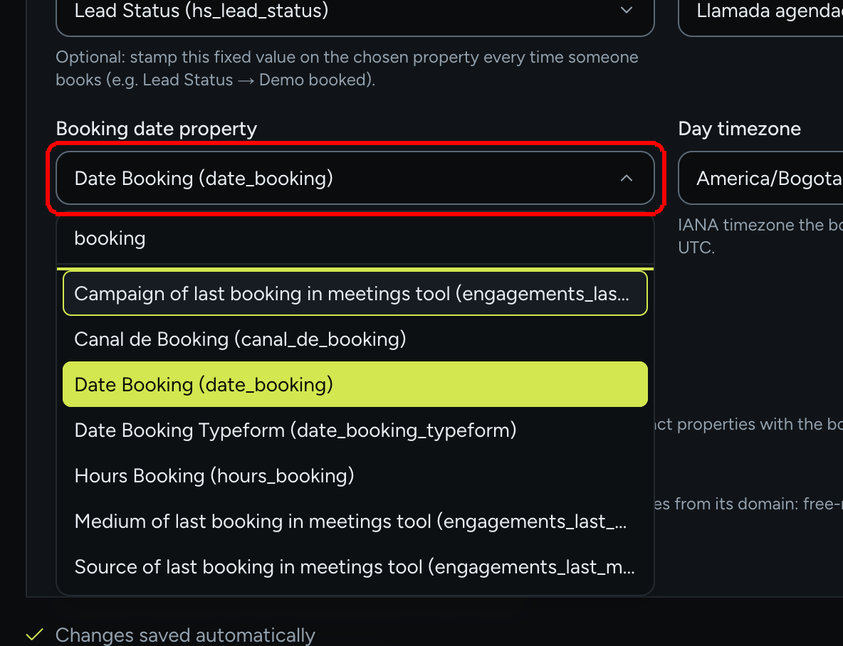 El selector de propiedad de fecha de reserva abierto con un término de búsqueda, listando propiedades de contacto de HubSpot como etiqueta y nombre interno