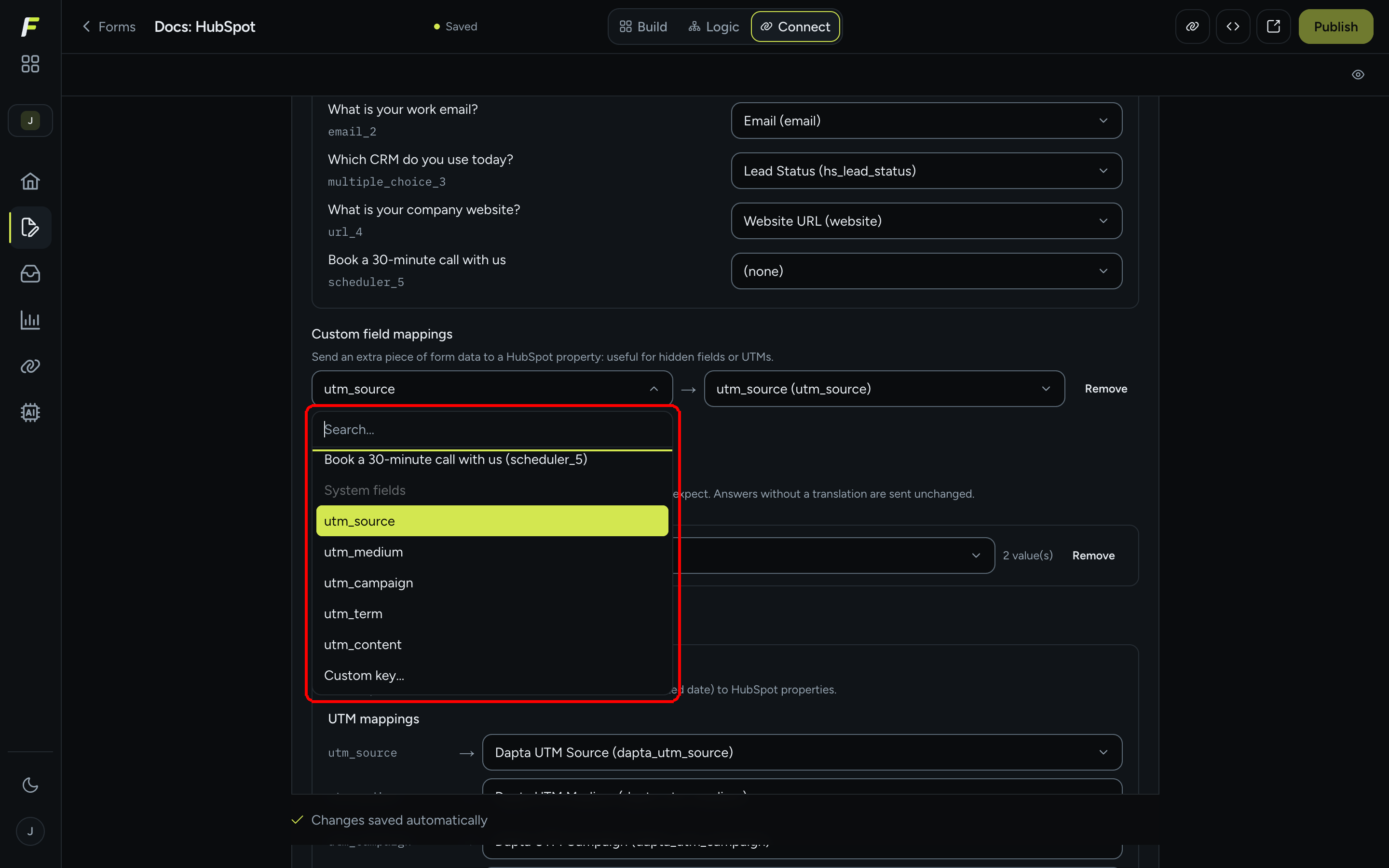 El selector de clave de los mapeos de campo personalizados abierto, mostrando el grupo Preguntas del formulario, el grupo Campos del sistema con las cinco claves UTM, y la opción Clave personalizada