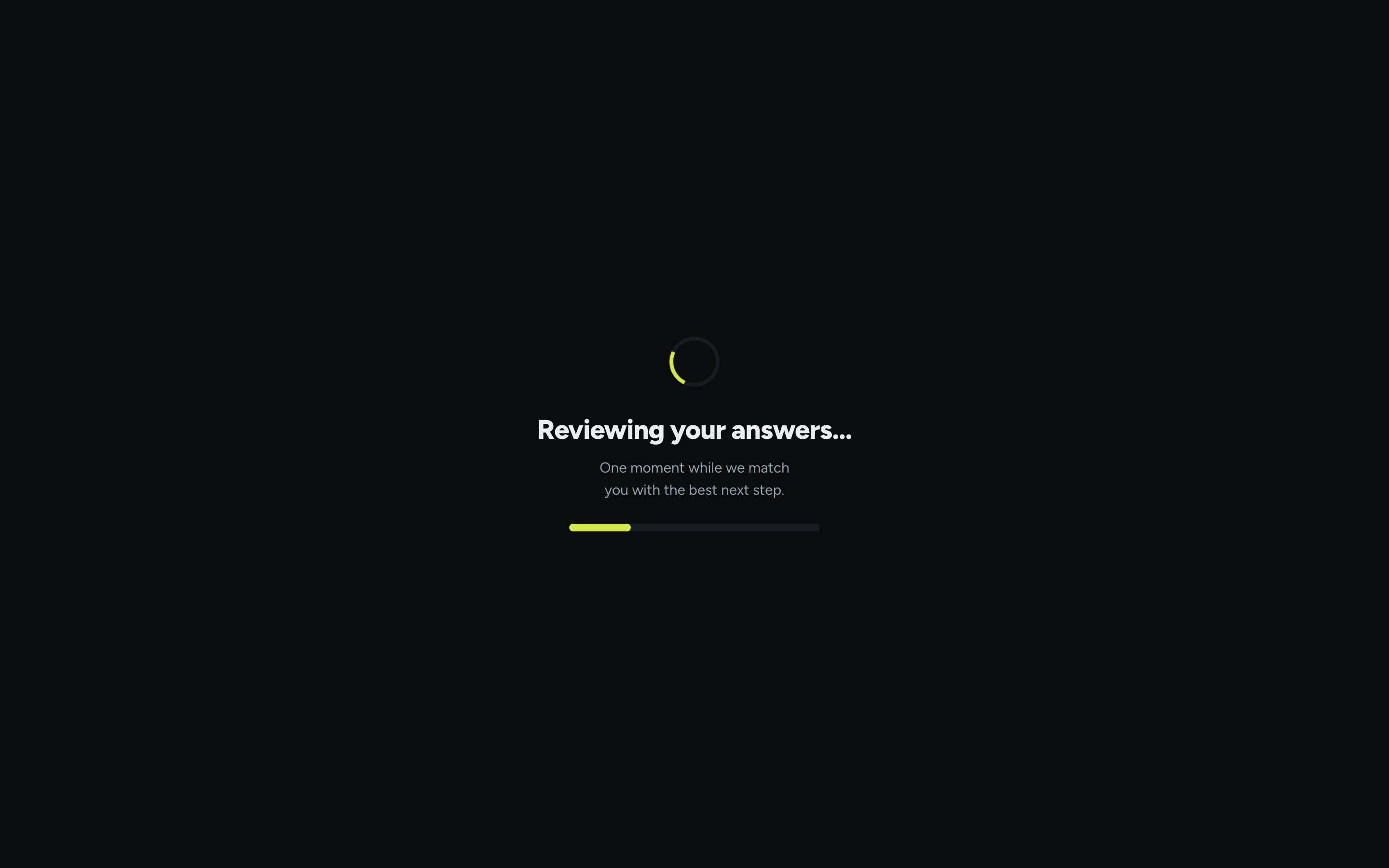 Una pantalla de revelación con un spinner, el titular Revisando tus respuestas y el subtítulo Un momento mientras te emparejamos con el mejor siguiente paso