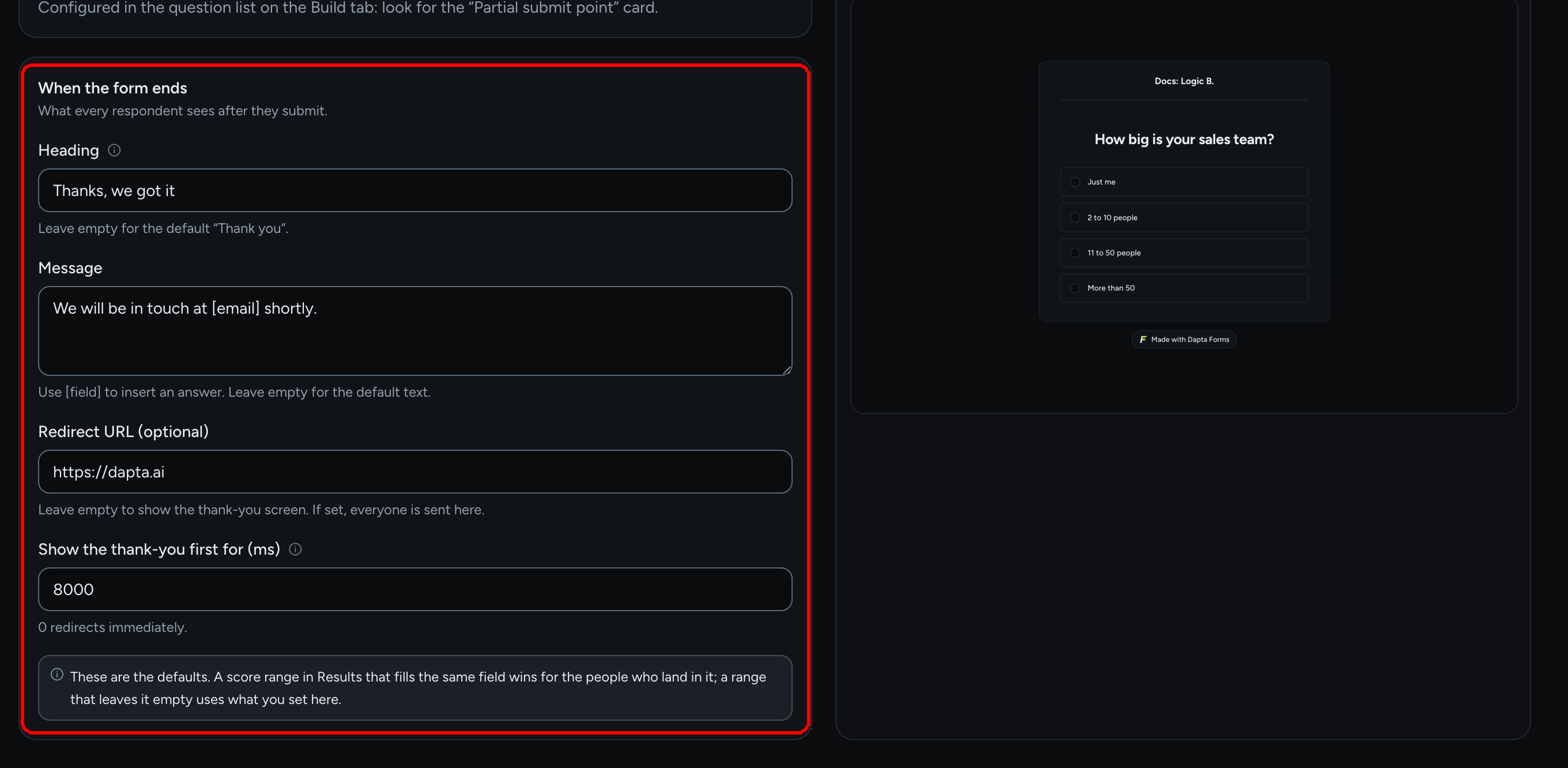 El panel Cuando el formulario termina en la vista de Diseño con Titular, Mensaje, URL de redirección (opcional) y Mostrar antes el agradecimiento durante (ms) llenos, y una nota sobre los rangos de puntaje