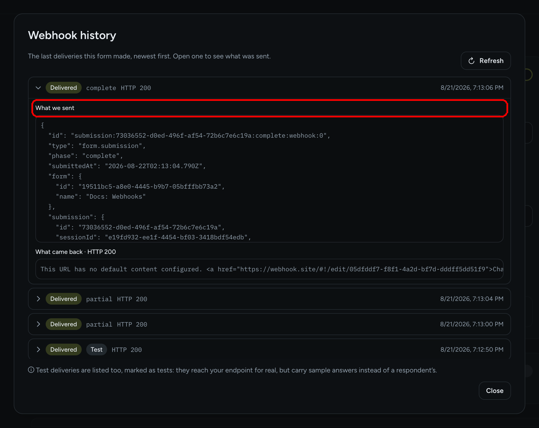 El diálogo Historial de webhook con una entrega desplegada, mostrando el JSON en Qué enviamos